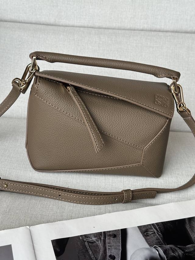 原厂皮 Mini灰褐色 手袋 最新版本肩带可调节 Lo*We推出的首次亮相手提包*长方体形状和精确的切割技术创造了 Puzzle 独特的几何线条*这个迷你版本采