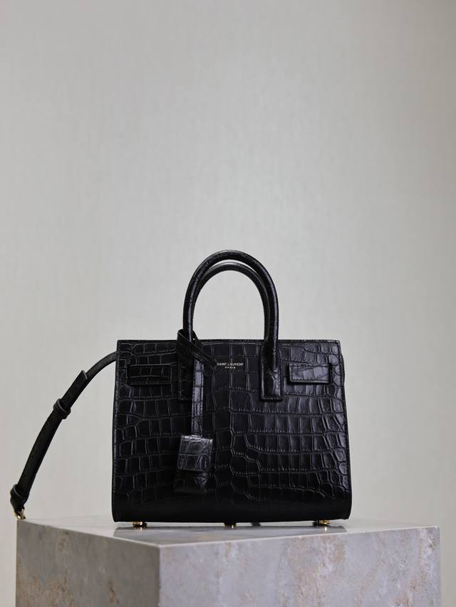 正品级 有黑色鳄鱼纹金扣 风琴包22Cm 最优雅的风琴包系列Sac De Jour，永远的经典不过时，精湛的鳄鱼纹压纹牛皮，纹路清晰而且光泽度十足，十分贵气！肩