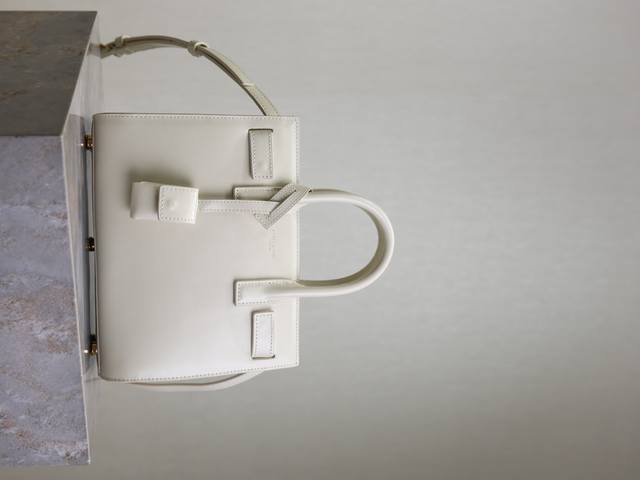 正品级 白色手搓纹金扣 风琴包22Cm 最优雅的风琴包系列Sac De Jour，永远的经典不过时，精湛的牙签纹牛皮，纹路清晰而且光泽度十足，十分贵气！肩带可以