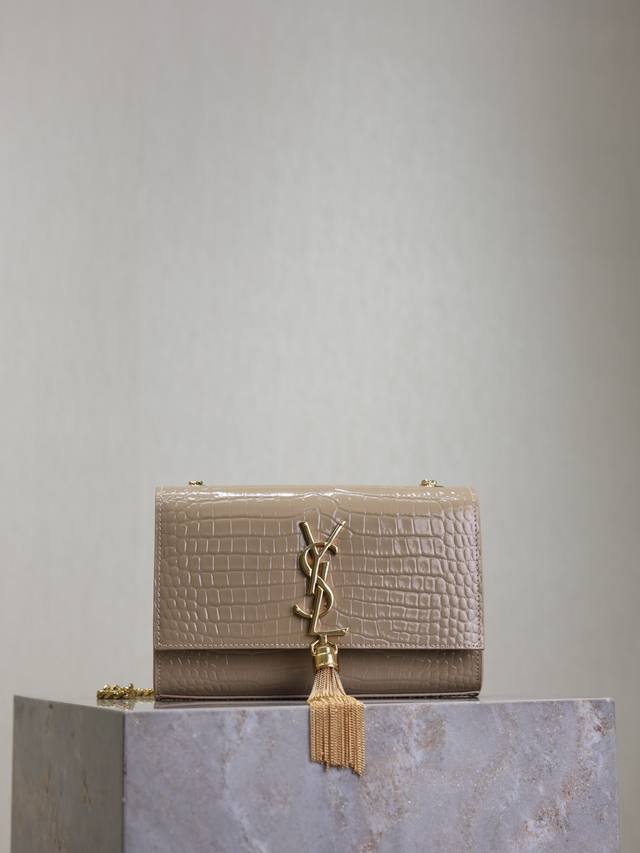 正品级 杏色鳄鱼纹银扣带流苏 20Cm Kate 20Cm专柜最新尺寸，永不过时的款式，经典耐磨的鳄鱼纹牛皮 不可抗拒的超强魅力，人手必备的款式！ 20Cm使用