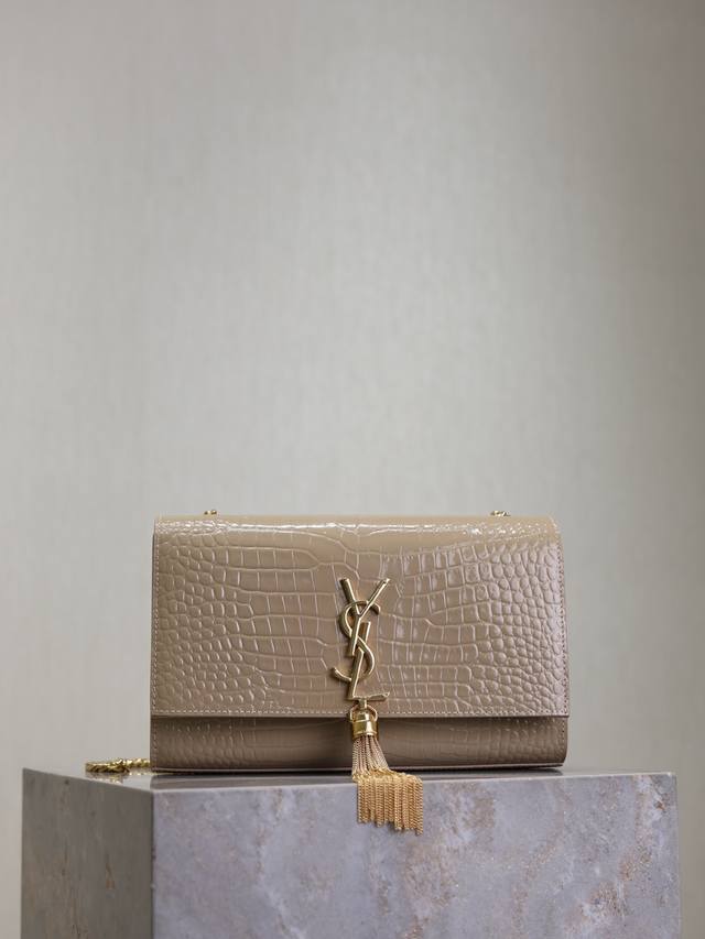 正品级 杏色鳄鱼纹金扣 永恒经典 Kate 24Cm_流苏包 绝对是杨树林的永恒经典款_永不过时_必入款！ 人手必备的单品！不管是十年前，还是十年后！Kate就