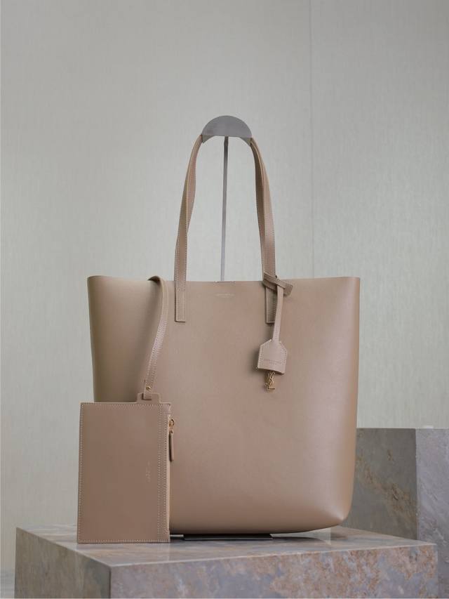 正品级 杏色 Shopping Tote Bag_竖款购物袋 非常简约性冷淡风的一个系列，进口南非牛皮，内里配有一个手拿袋，可拆卸，它的特点就是容量大而且轻，搭