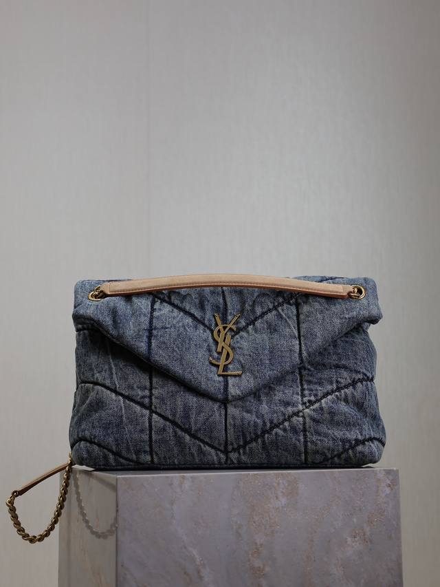 正品级 牛仔配麂皮 35Cm Loulou Puffer开挂了_ 特别是出了这系列牛仔包颜值很高，怎么搭配都好看，实用性很高复古范十足的洗水牛仔 很有可塑性的一