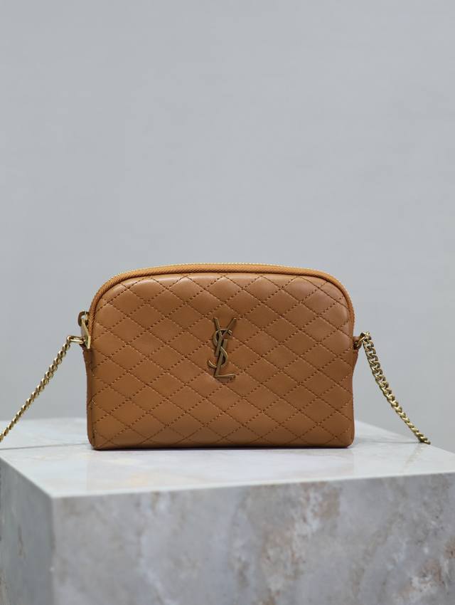 正品级 焦糖金扣羊皮 Gaby_链条包 Y家这款贝壳包太好看了 柔软舒适的小羊皮,极具复古气息也很有质感,弧形造型考究工艺!平时日常出门的钥匙口红纸巾之类女孩子 正品级 焦糖金扣羊皮 Gaby_链条包 Y家这款贝壳包太好看了 柔软舒适的小羊皮,极具复古气息也很有质感,弧形造型考究工艺!平时日常出门的钥匙口红纸巾之类女孩子