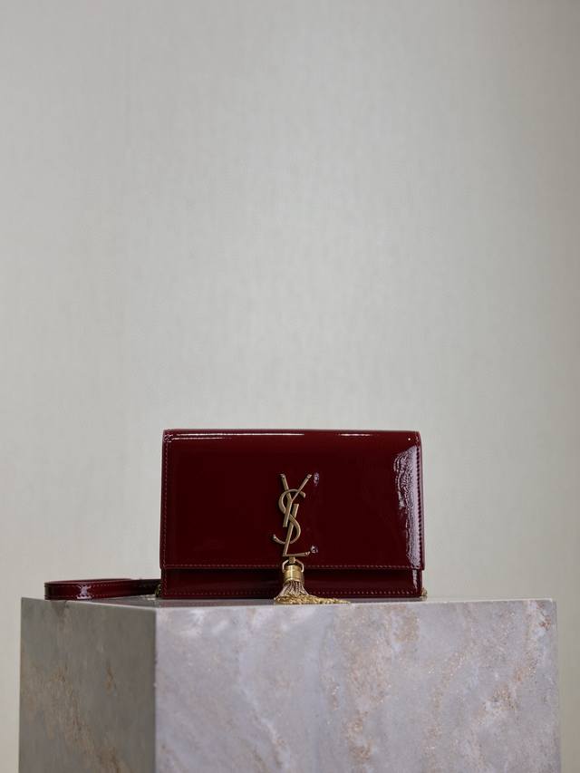 正品级 枣红漆皮流苏包 永恒经典 Kate_流苏链条包， 肩带可卸当手包用，6个卡片槽，1个拉链式硬币袋，一个纸币隔层 肩带长度为60Cm，经典的意大利进口南非