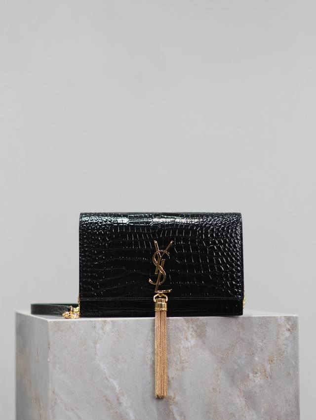 正品级 永恒经典 黑色金扣鳄鱼纹 Kate_流苏链条包， 肩带可卸当手包用，6个卡片槽，1个拉链式硬币袋，一个纸币隔层 肩带长度为60Cm，经典的意大利进口南非