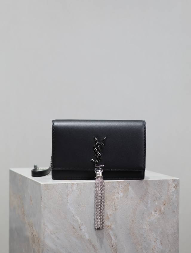 正品级 永恒经典 黑色银扣平纹 Kate_流苏链条包， 肩带可卸当手包用，6个卡片槽，1个拉链式硬币袋，一个纸币隔层 肩带长度为60Cm，经典的意大利进口南非牛