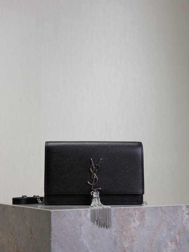 正品级 黑色鱼子酱银扣 永恒经典 Kate_流苏链条包， 肩带可卸当手包用，6个卡片槽，1个拉链式硬币袋，一个纸币隔层 肩带长度为60Cm，经典的意大利进口南非