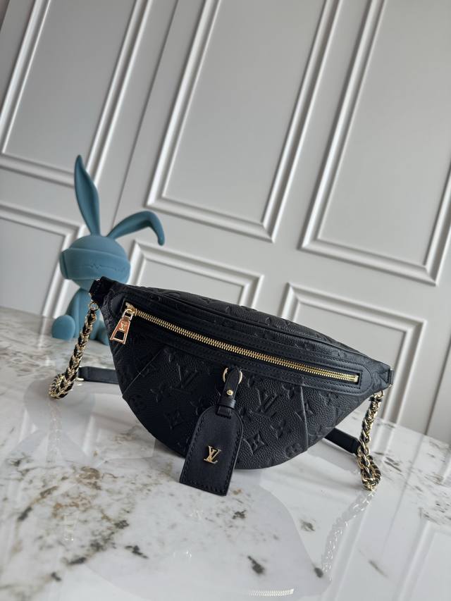 M14353這款別具一格的High Rise腰包今季以標誌性Monogram Empreinte皮革重新演繹。一如原版設計，這個Pm款式設計實用，配有可調節長度