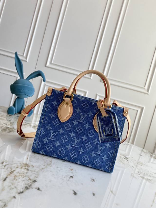 独家背景 动态芯片顶级原单 M14633蓝色 丹宁牛仔四方包 本款 Onthego Hl小号手袋选用棉质丹宁织就 Monogram Jh图案，经漂白和砂洗后呈现