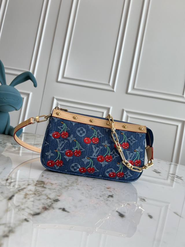 芯片版M13994樱桃Pochette Accessoires 手袋取材涂层帆布，以缤纷 Monogram 图案演绎路易威登 X 村上隆跨界合作系列的灵动格调。