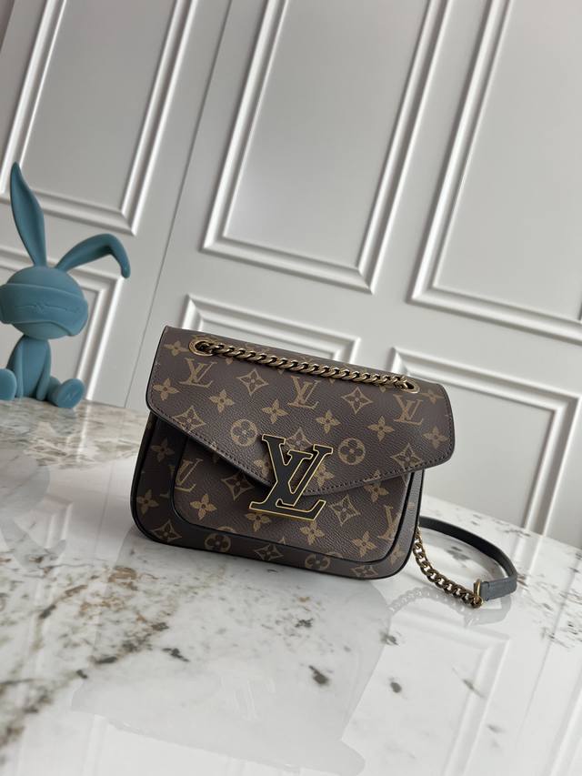 独家背景 顶级原单 动态芯片 M45592 老花红色内里 Neomonceau手袋为 冬季手袋系列再添亮点。借鉴经典硬箱的锁扣设计让手袋既安全又易用。此款源自经 独家背景 顶级原单 动态芯片 M45592 老花红色内里 Neomonceau手袋为 冬季手袋系列再添亮点。借鉴经典硬箱的锁扣设计让手袋既安全又易用。此款源自经