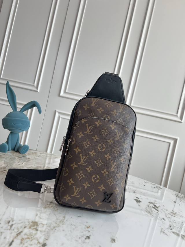 M46327老花 本款 Avenue 单肩包取材 Damier Graphite 帆布，为正面外袋点缀路易威登巴黎标识皮革贴饰。可调节锦纶肩带可通过 D 形环固