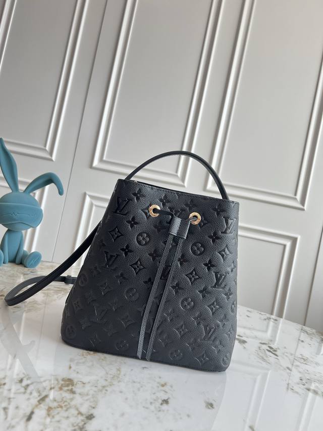 动态变码芯片 M45256 黑色 NéOnoé 中号水桶包取材 Monogram Empreinte 压纹皮革,在皮革抽绳与精致孔眼的点缀中愈显典雅。轻盈构型贴 动态变码芯片 M45256 黑色 NéOnoé 中号水桶包取材 Monogram Empreinte 压纹皮革,在皮革抽绳与精致孔眼的点缀中愈显典雅。轻盈构型贴