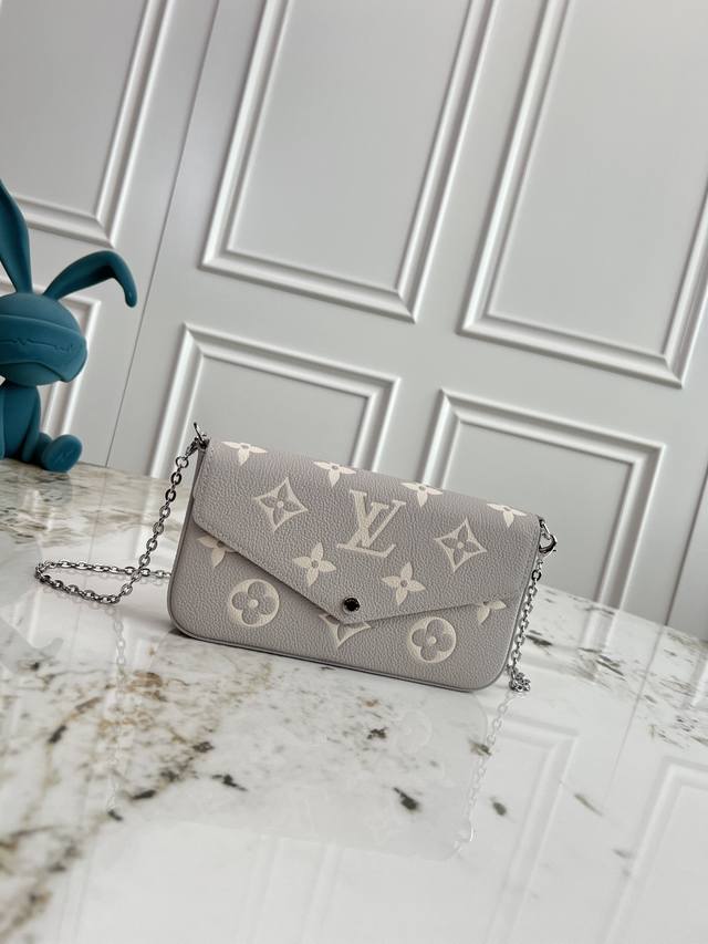 顶级原单芯片版M14227 本款 Pochette FéLicie 链条包为柔软 Monogram Empreinte 皮革压印经典 Monogram 图案,以 顶级原单芯片版M14227 本款 Pochette FéLicie 链条包为柔软 Monogram Empreinte 皮革压印经典 Monogram 图案,以