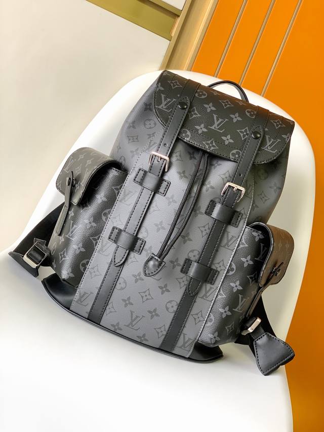 163C01 芯片 顶级原单 M46331 银花小号 Christopher 小号双肩包取材压印 Monogram 图案的 Taurillon 皮革，适中容量结