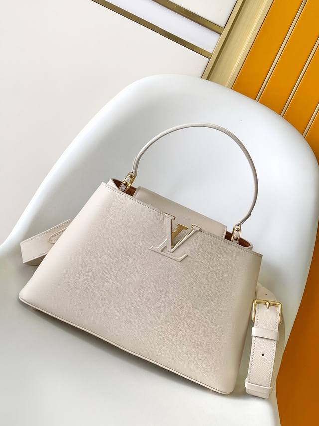 M14371棕色 M14370黑色 M14979米白 动态163 原厂皮 款 Capucines Souple 中号手袋取材细腻粒面牛皮革，以绒面内衬和耀目金属