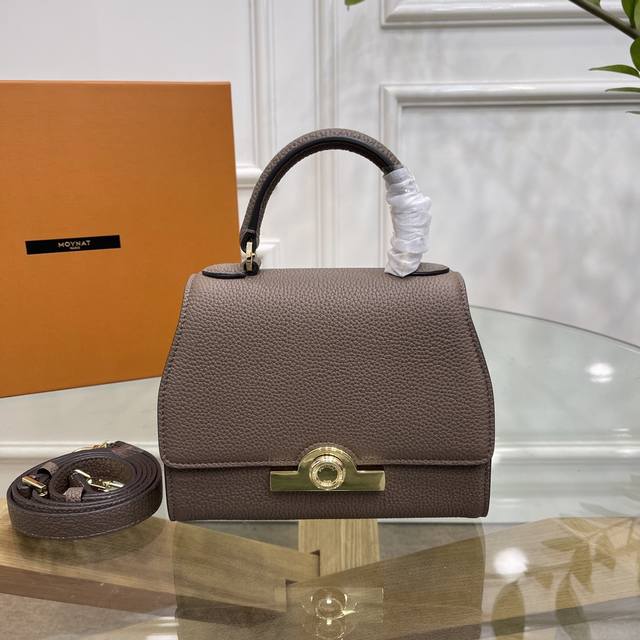 Moynat摩纳 RéJane 是他家最具有复古气质的系列！这款手袋是Moynat 与法国剧院的致敬之作，看圆形的银扣设计是来自早年装饰艺术时代设计的现代再演绎