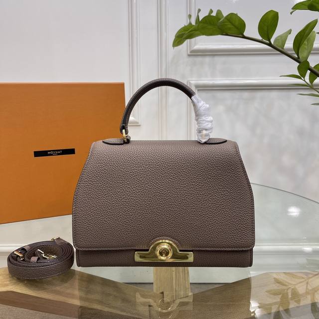 Moynat摩纳 RéJane 是他家最具有复古气质的系列！这款手袋是Moynat 与法国剧院的致敬之作，看圆形的银扣设计是来自早年装饰艺术时代设计的现代再演绎