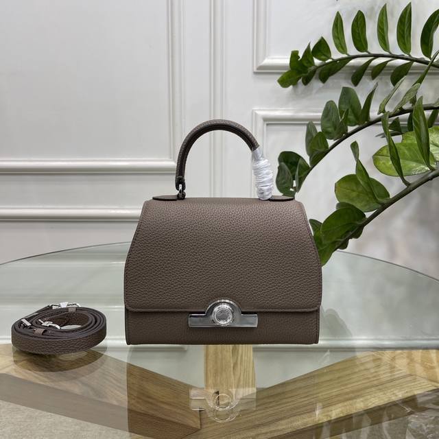 Moynat摩纳 RéJane 是他家最具有复古气质的系列！这款手袋是Moynat 与法国剧院的致敬之作，看圆形的银扣设计是来自早年装饰艺术时代设计的现代再演绎