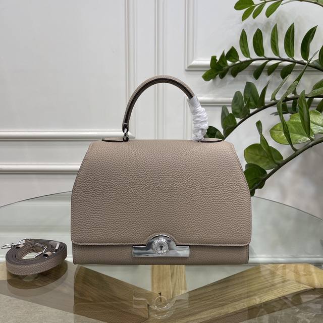 Moynat摩纳 RéJane 是他家最具有复古气质的系列！这款手袋是Moynat 与法国剧院的致敬之作，看圆形的银扣设计是来自早年装饰艺术时代设计的现代再演绎