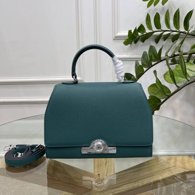 Moynat摩纳 RéJane 是他家最具有复古气质的系列！这款手袋是Moynat 与法国剧院的致敬之作，看圆形的银扣设计是来自早年装饰艺术时代设计的现代再演绎