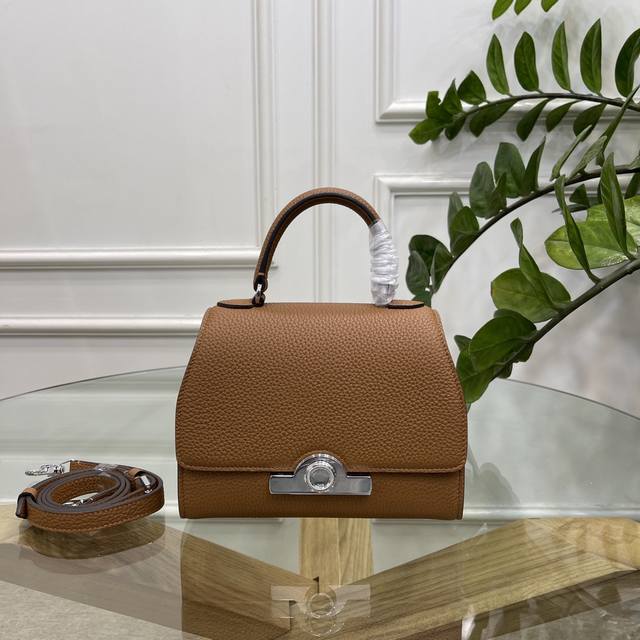 Moynat摩纳 RéJane 是他家最具有复古气质的系列！这款手袋是Moynat 与法国剧院的致敬之作，看圆形的银扣设计是来自早年装饰艺术时代设计的现代再演绎