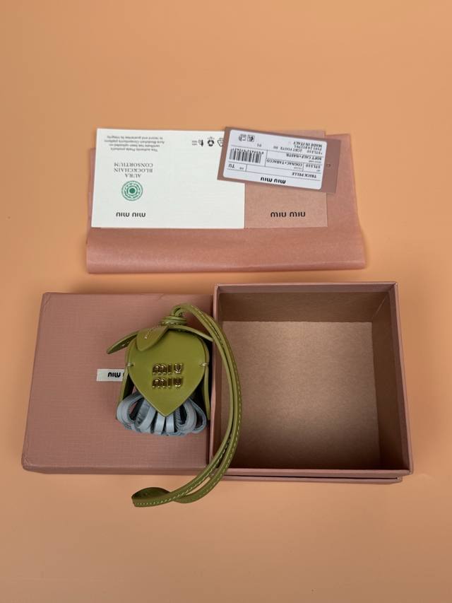 特级五金原厂皮 ~绿色 湖蓝進口牛皮革掛飾 這款掛飾可裝點其他配飾,為造型增添活力趣致,飾以字母徽標,增添辨識度。 ~金屬字母徽標 尺寸:W5×H6Cm 绿色 特级五金原厂皮 ~绿色 湖蓝進口牛皮革掛飾 這款掛飾可裝點其他配飾,為造型增添活力趣致,飾以字母徽標,增添辨識度。 ~金屬字母徽標 尺寸:W5×H6Cm 绿色