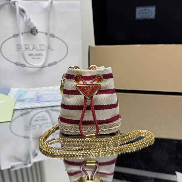 顶级原单 迷你小水桶1Nr016条纹款这款迷你小包崭新诠释经典航海风元素，呈现典雅的夏日质感与精致细节。选用条纹织物打造，底部的设计灵感源自草编鞋，搭配皮革抽绳