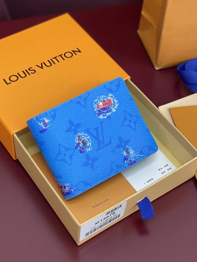 M14879 短夹！游泳蓝色！在色彩缤纷的单体画布上印制了充满乐趣的迷你体育场面的“Portofoyle Slender”。轻松的单体图案与背景色调融为一体，突