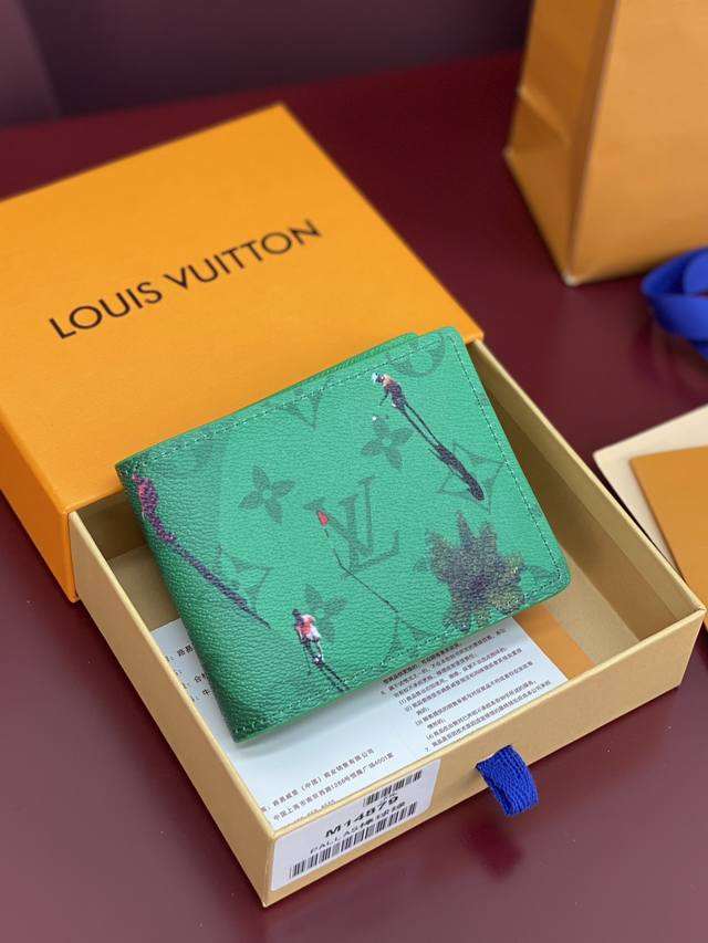 M14879 短夹！棒球绿色！在色彩缤纷的单体画布上印制了充满乐趣的迷你体育场面的“Portofoyle Slender”。轻松的单体图案与背景色调融为一体，突