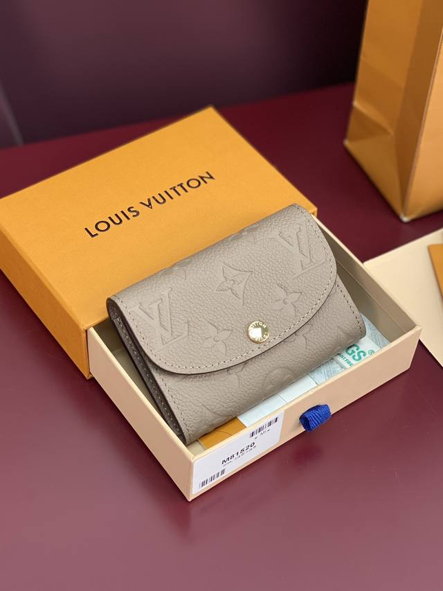 M81520！卡其色！采用头层牛皮制作！女士零钱包卡包 小巧玲珑却极为实用，此款多彩信封式零钱包是现代女性都市生活中的完美伴侣。身材小巧，轻松收入包袋甚至衣袋之