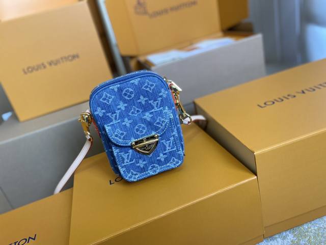 顶级原单 M82948 Fairfax Pochette是由石头洗涤的Monogram牛仔布制成的，配有可拆卸的天然皮革肩带。除了主拉链隔层外，正面还有一个小口