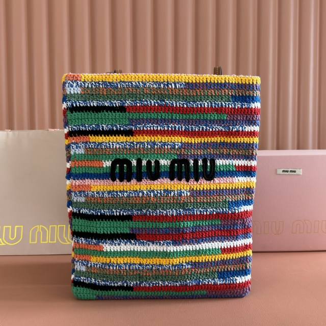 配置专柜全套包装 5Bg248，超重工纯手工制作彩虹编织包，采用多种颜色绵线钩织，手工制作非常复杂，新正面标志性Miumiu刺绣，棉布里内，超轻，容量超大，小尺