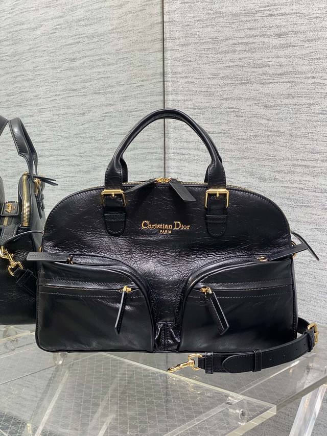 原厂 配全套原版包装 最新Grand Tour保龄球包大号，太酷了吧，全新的包形运动感十足，无法拒绝的高级感，复古的油蜡皮搭配经典的字母五金，毫不费力的时髦感，