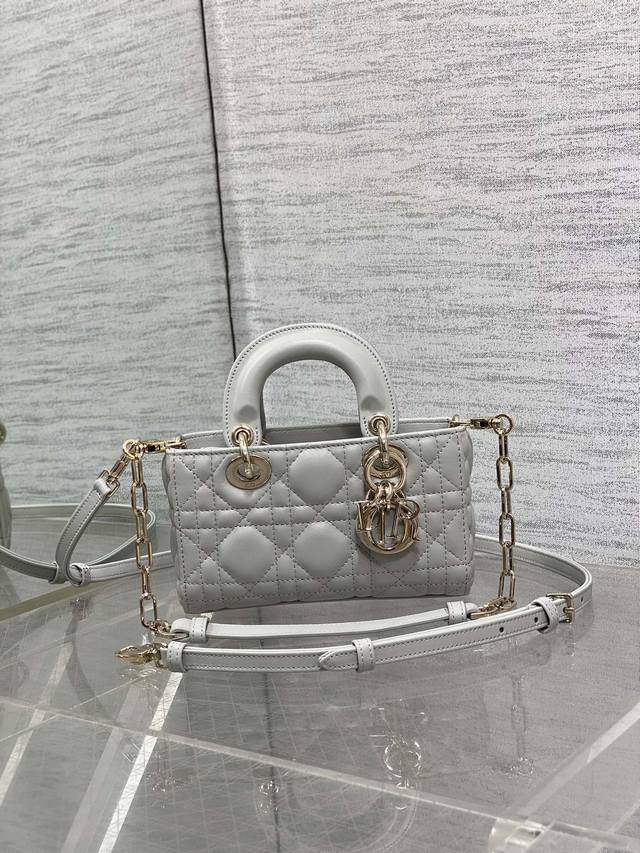 原厂 配全套包装 原厂皮迷你现货 原厂皮内里配羊筋绒D-Joy Bag羊皮 款时尚果然就是轮回，回归了一把中古戴妃、长方包形，短链条细长肩带直接封神！！复古时髦