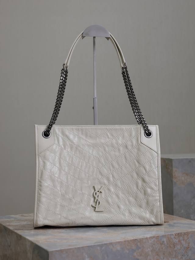 奶白 Niki Shopping Bag_ 意大利进口抓皱油蜡牛皮，五金是全牛皮包裹，工艺十分精湛！包袋中间有磁吸扣，保障了包包使用的安全性；内里有一拉链隔层及