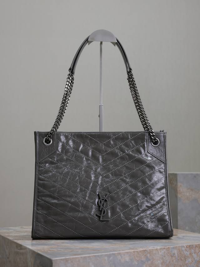 深灰色 Niki Shopping Bag_ 意大利进口抓皱油蜡牛皮，五金是全牛皮包裹，工艺十分精湛！包袋中间有磁吸扣，保障了包包使用的安全性；内里有一拉链隔层