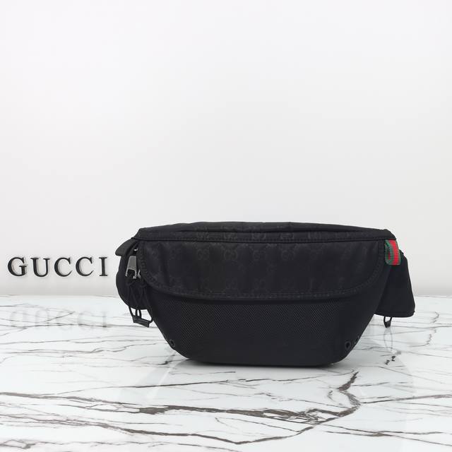 专柜品质，原厂皮，款号804262克尼龙尺寸：宽32X高17X侧宽5。现货出货！