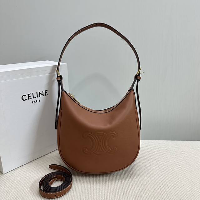 Celine 新品现货 Ce新款 小号Heloise Hobo 腋下包 必入系列!圆润流畅的弧线型包身 一眼看上去甚至有点像大家熟悉的Ava 的加大版 ~ 不得 Celine 新品现货 Ce新款 小号Heloise Hobo 腋下包 必入系列!圆润流畅的弧线型包身 一眼看上去甚至有点像大家熟悉的Ava 的加大版 ~ 不得