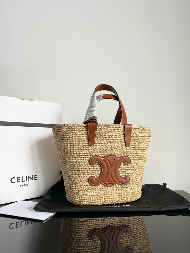 Celine Cuir编织草编系列,Triomphe植物材料和牛皮革柔软经典提篮包,手工编织手袋,每件作品皆别具一格,尺寸和造型可能稍有差异,尺寸:21 X 2 Celine Cuir编织草编系列,Triomphe植物材料和牛皮革柔软经典提篮包,手工编织手袋,每件作品皆别具一格,尺寸和造型可能稍有差异,尺寸:21 X 2