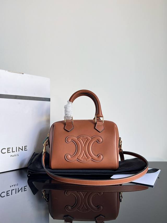 原厂皮 小号光滑牛皮革波士顿包 原厂牛皮 尺寸：20 X 14 X 10.5Cm，翻毛牛皮革衬里，金色饰面，可手提、肩背和斜挎，拉链开合，1个主隔层，1个内侧扁