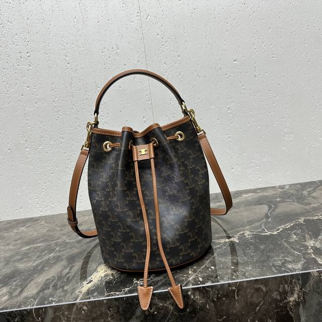 Clara标志印花牛皮革手袋 8 X 9 X 8英寸 20 X 24 X 20厘米 标志印花，牛皮革包边 织物衬里 金色饰面 手提、肩背和斜挎 抽绳皮革系带 1