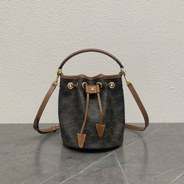 新品上线 Ce 爆款抽绳水桶包！ Ce 新款小号小水桶Clara . 超大容量 抽绳收口设计 外加手拎把手 ，经典赭石褐色凯旋门印花 耐磨耐脏 ，织物衬里 金色