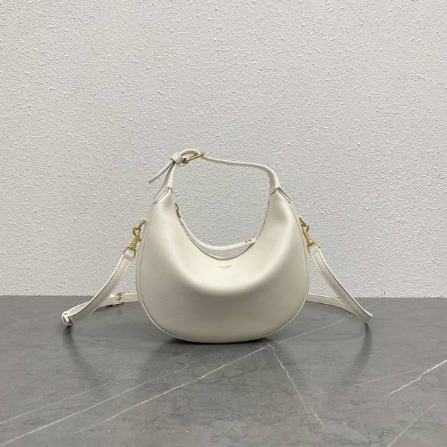 新品上线 Ce新款Lulu包 这次Ce新出的Lulu包真的绝了一眼就被这个月牙包击中，高级感直接拉满 包身是柔软的小牛皮 摸上去像是在Rua云朵. 五金件都是做