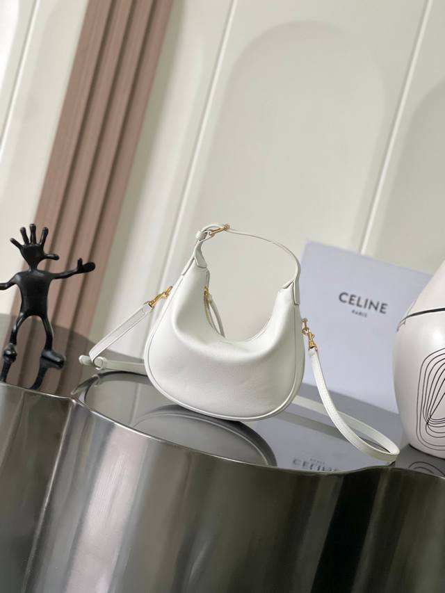 新品上线 Ce新款Lulu包 这次Ce新出的Lulu包真的绝了一眼就被这个月牙包击中，高级感直接拉满 包身是标志性通体印花，超复古，全钢五金做旧复古风 搭配起来