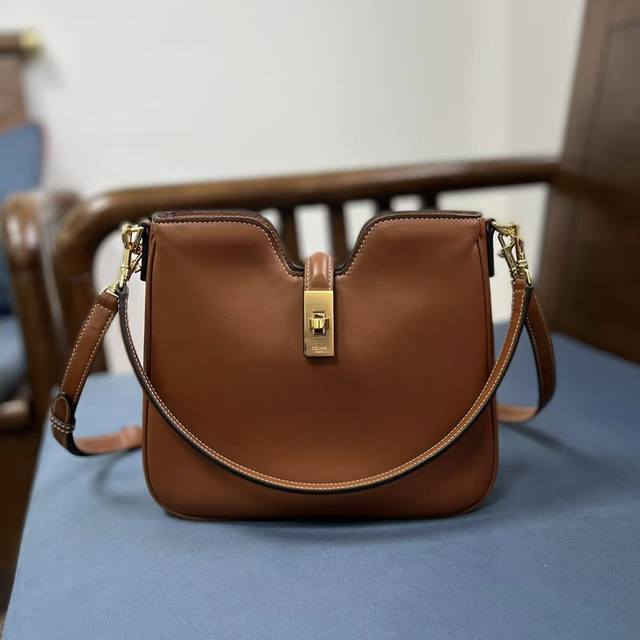 全钢五金 Camille 25年新款 Soft小号光滑牛皮革手袋本款型无法装下较大的Ipad等智能平板电脑 牛皮革 羊皮革衬里 手提、肩背和斜挎 旋转锁扣开合