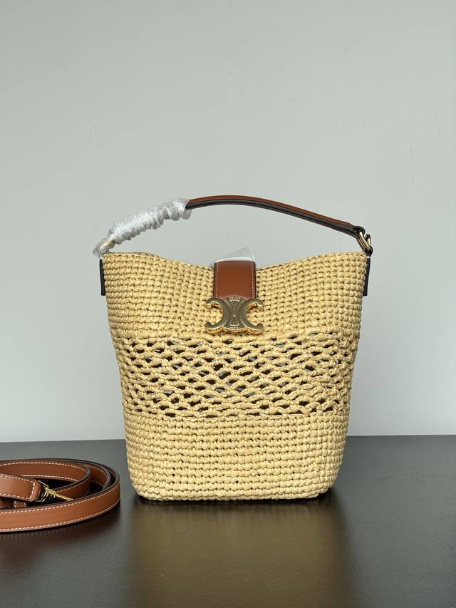 现 Celin夏日拉菲草编织系列来新 植物材料 牛皮革包边 无衬里 金色饰面 手提、肩背和斜挎 皮革翻盖，配Triomphe磁扣 1个主隔层 1个皮革提手，长度