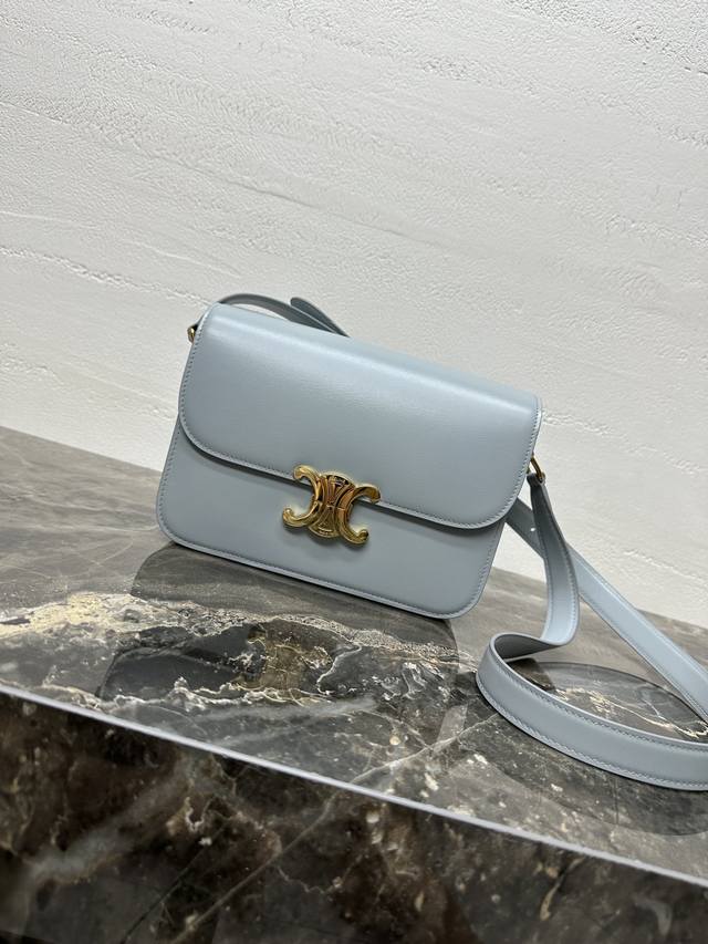 全钢五金 Triomphe中号手搓纹小牛皮肩背包 100%小牛皮 金色金属件 100%小羊皮衬里 羊皮做工非常平顺柔软 可肩背或斜挎 内侧拉链口袋和扁平口袋 可