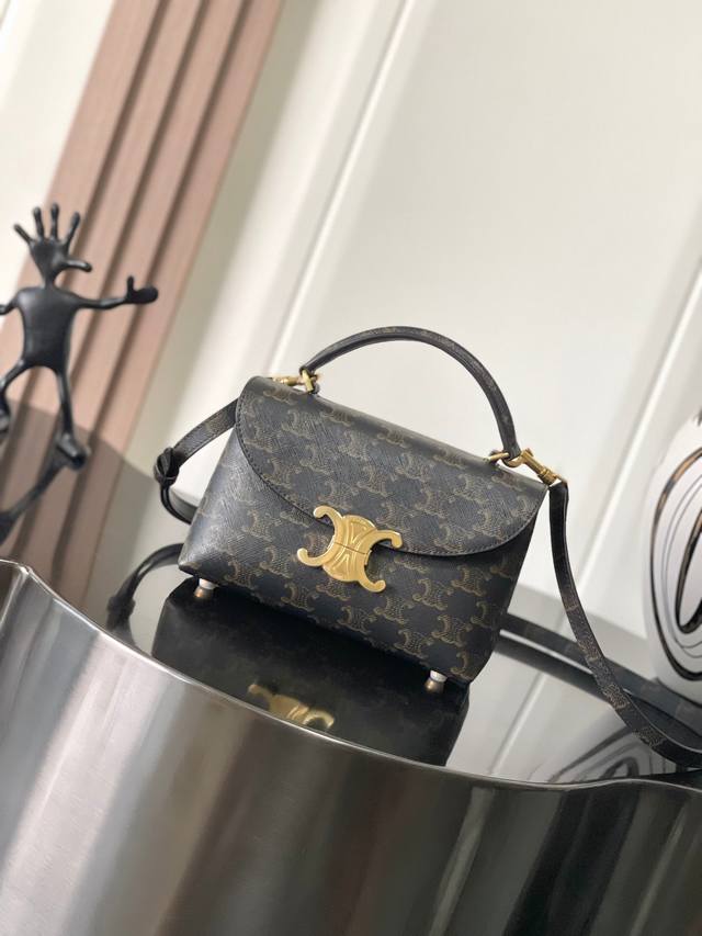 Celine 24| Teen Nino标志印花手袋 小号上线~全新 Teen Nino手袋简直又温柔又精致~满满高级感~简约设计没有过多的点缀~用优雅的设计征 Celine 24| Teen Nino标志印花手袋 小号上线~全新 Teen Nino手袋简直又温柔又精致~满满高级感~简约设计没有过多的点缀~用优雅的设计征